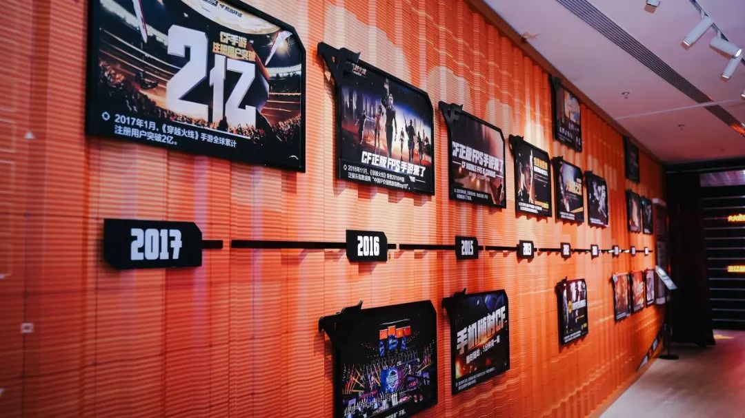 而在观众刚刚看清这些轮廓之后，就会发现前方还有“柳暗花明”——一个摆满陈旧显示器和机箱、墙上贴满CF海报的网吧映入眼帘