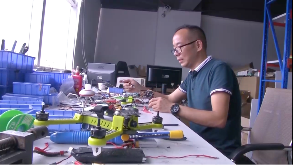 2018年，赵德力自己研制飞行摩托。