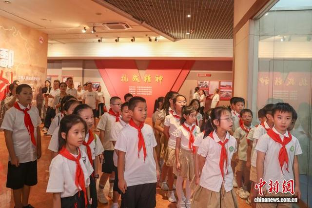 图为南昌新四军军部旧址陈列馆内，一群小学生在展厅参观。刘力鑫 摄