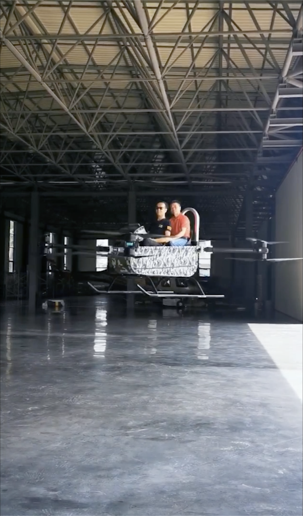 2020年，赵德力带何小鹏试飞。