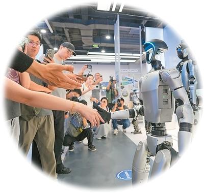 在全球首家具身智能机器人4S店内，观众在与一款人形机器人握手。新华社记者 鞠焕宗摄