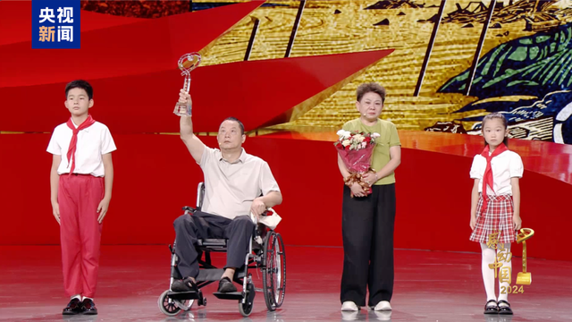 岳阳李东,感动中国年度人物!
