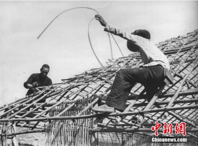 图为市民在轰炸后重建家园.重庆市国防动员办公室供图