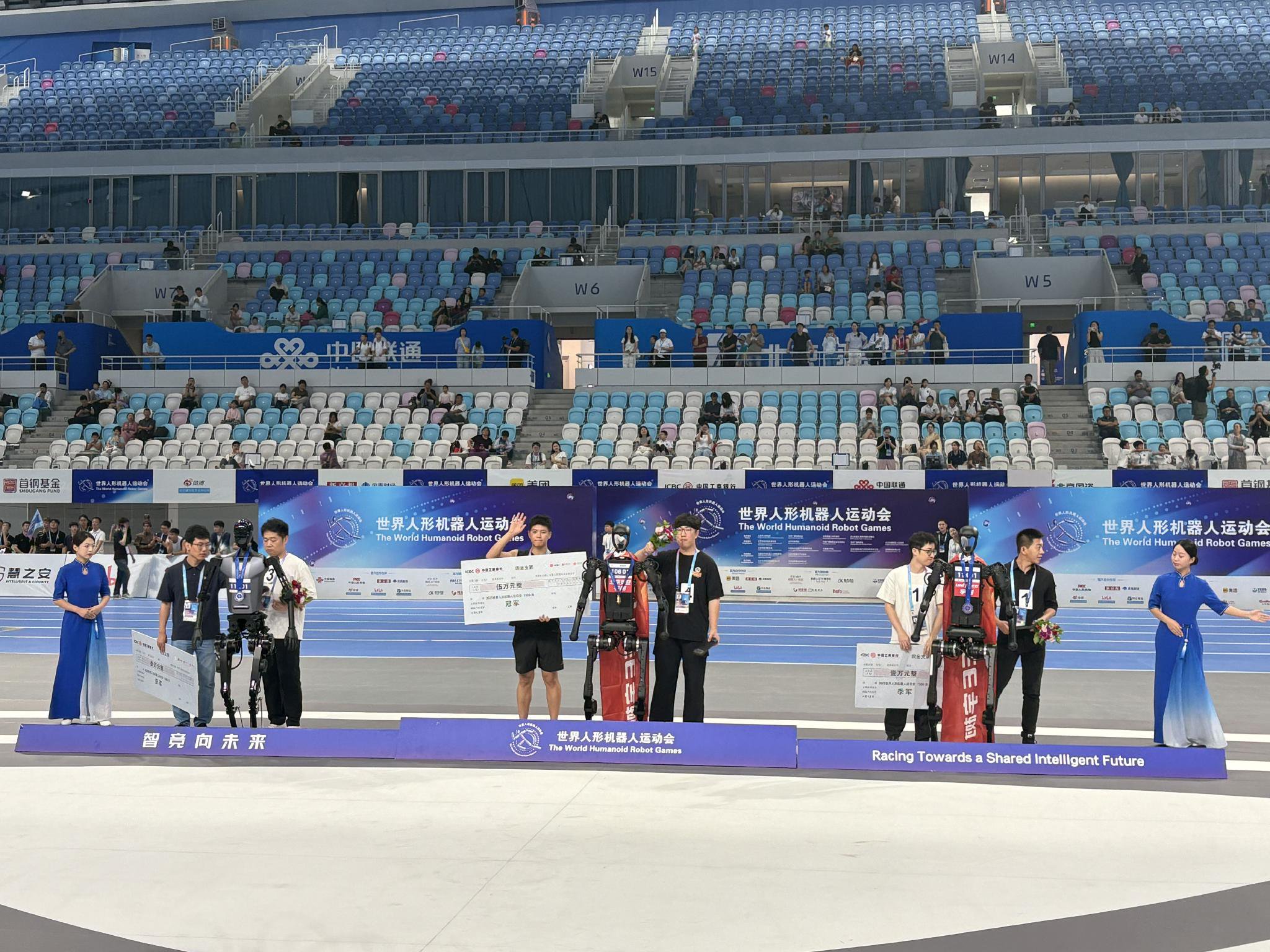 首届机器人“奥运会”结束：宇树狂揽径赛金牌，障碍赛75%队伍未完赛