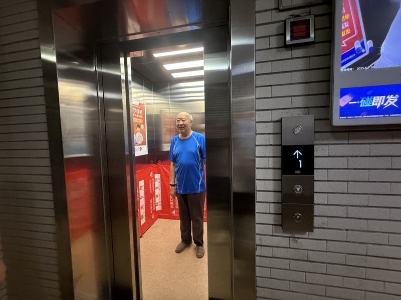 海淀区华清嘉园小区，一位居民体验新电梯。新京报记者 曹晶瑞 摄