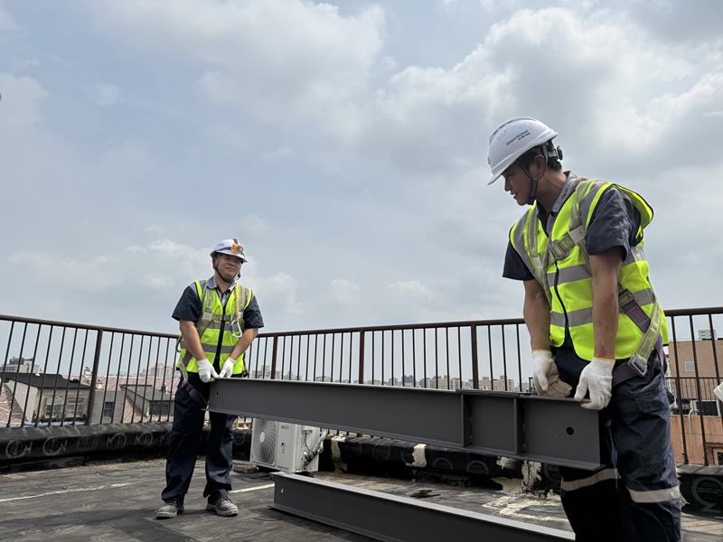 东城区景泰西里西区，工作人员正在进行电梯更新施工。新京报记者 曹晶瑞 摄