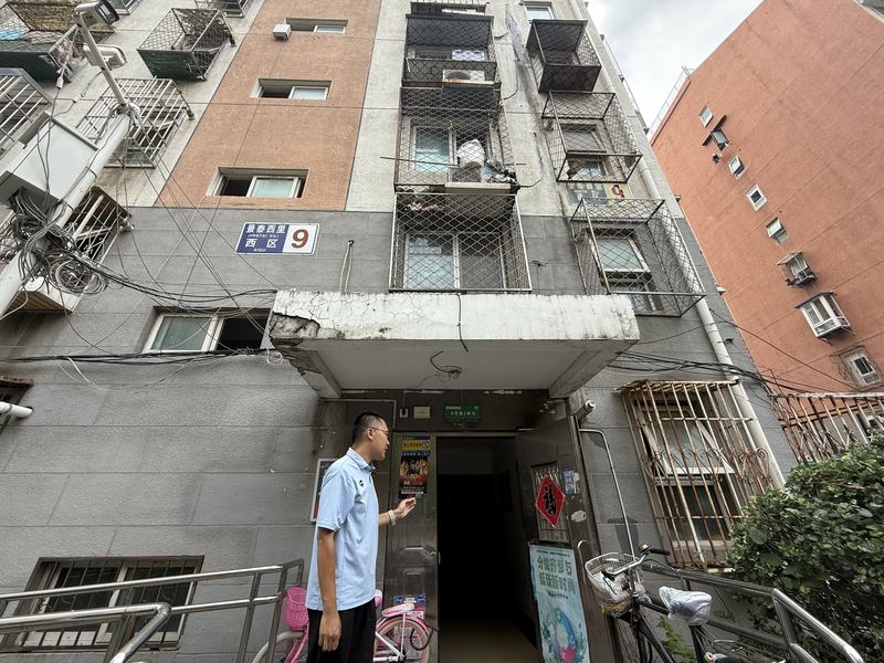 东城区景泰西里西区，永外街道工作人员介绍电梯更新情况。新京报记者 曹晶瑞 摄