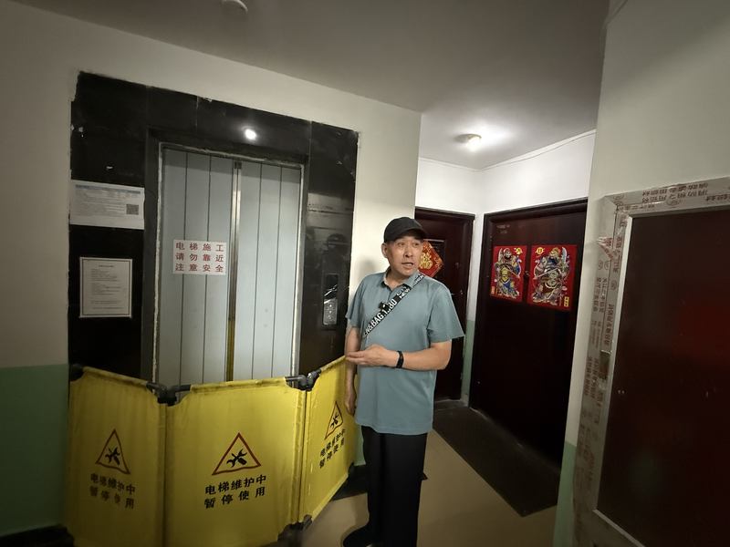 东城区景泰西里西区一部电梯正在更新施工。新京报记者 曹晶瑞 摄