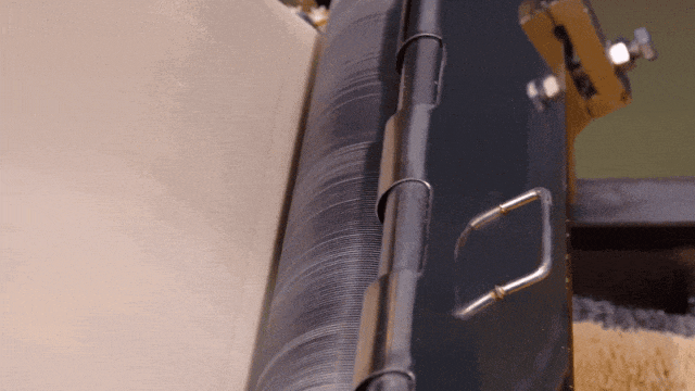 速度差限制了面条的伸展，迫使面条发生弯曲 / YouTube@Best Ever Food Review Show