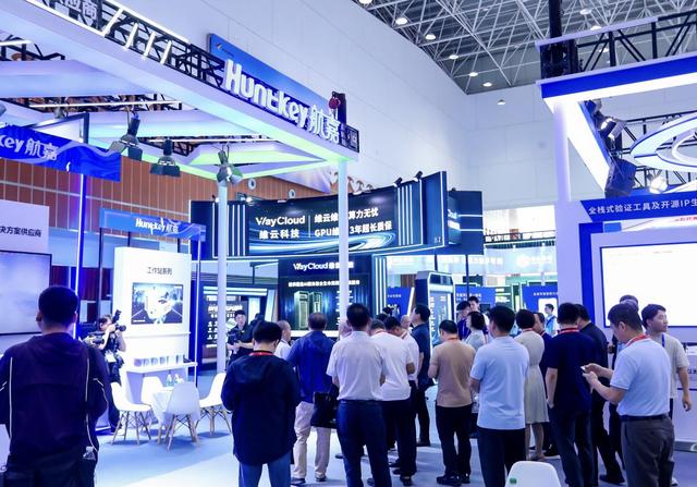 图为CCF 高委会专家组一行深入产业展区巡访核心企业，到访航嘉展位聆听讲解。