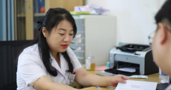 孩子抵触做暑期作业?专家提醒家长做好“情绪降温”