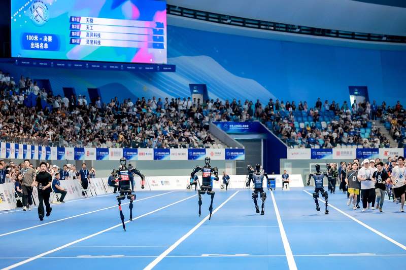 机器人正在参加100米决赛。主办方供图。