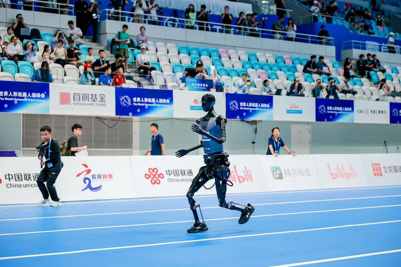 在1500米决赛中，北京人形天骄团队的具身天工Ultra机器人获得亚军。主办方供图。
