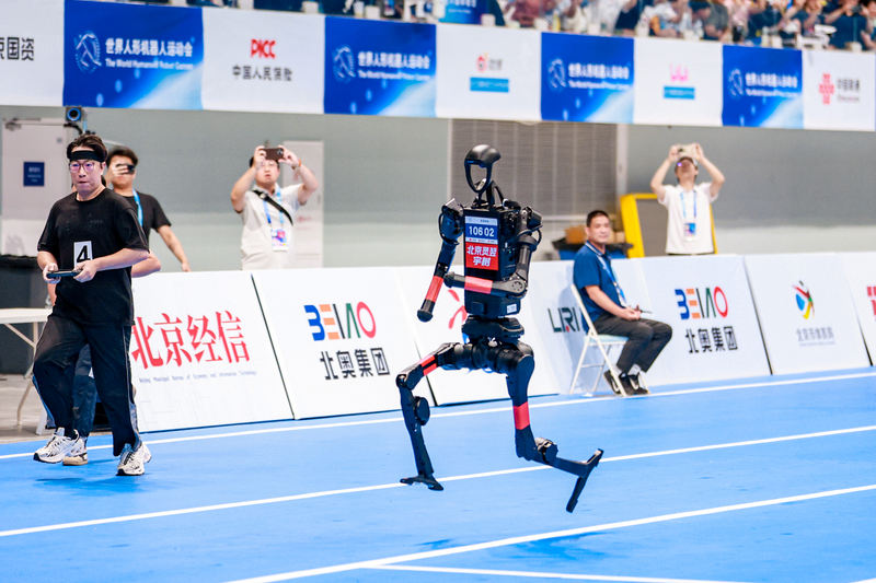宇树科技旗下机器人在比赛中奔跑。主办方供图