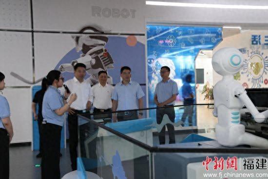 图为一行人在漳州科技馆调研。漳州科协 供图