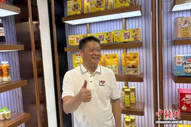 8月19日，盼盼食品集团董事长蔡金垵介绍盼盼旗下产品。 周昕 摄