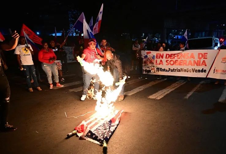 今年2月，巴拿馬民眾在魯比奧來訪時(shí)焚燒美國(guó)國(guó)旗