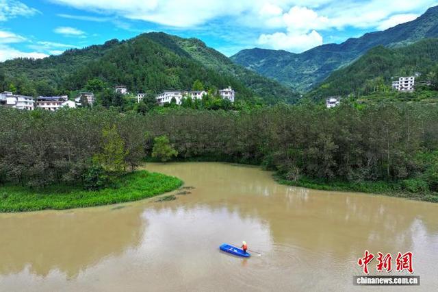 图为当地加大河道清漂力度。张远明 摄