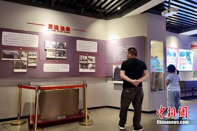 钱塘江大桥陈列馆内展陈的大桥第15号孔钢梁。钱晨菲 摄
