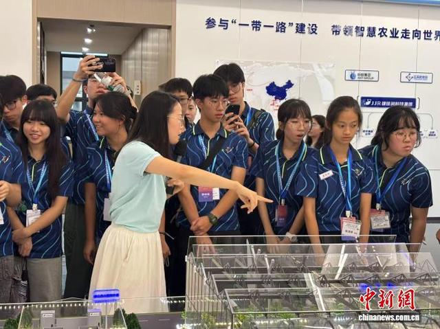 图为考察团成员了解广西智慧农业发展成效。何跃跃 摄
