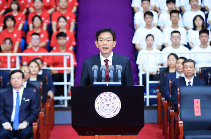8月21日，清华大学校长李路明在2025级本科新生开学典礼上讲话。学校供图