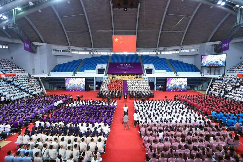 8月21日上午，4000名清华大学2025级本科新生迎来开学典礼。学校供图