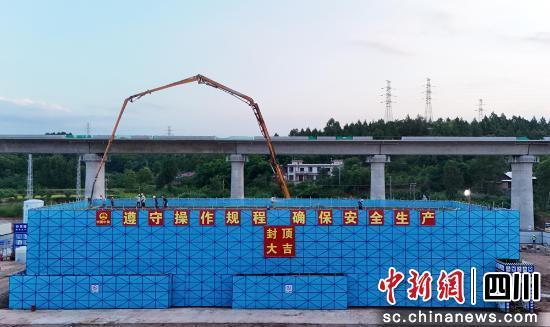 文峰牵引变电所混凝土浇筑现场。长江沿岸铁路集团四川有限公司供图