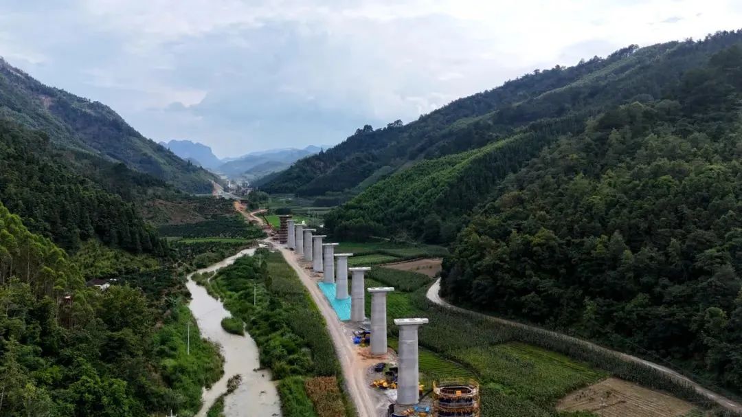 施工中的黃百鐵路連篆1號大橋。胡勇 攝