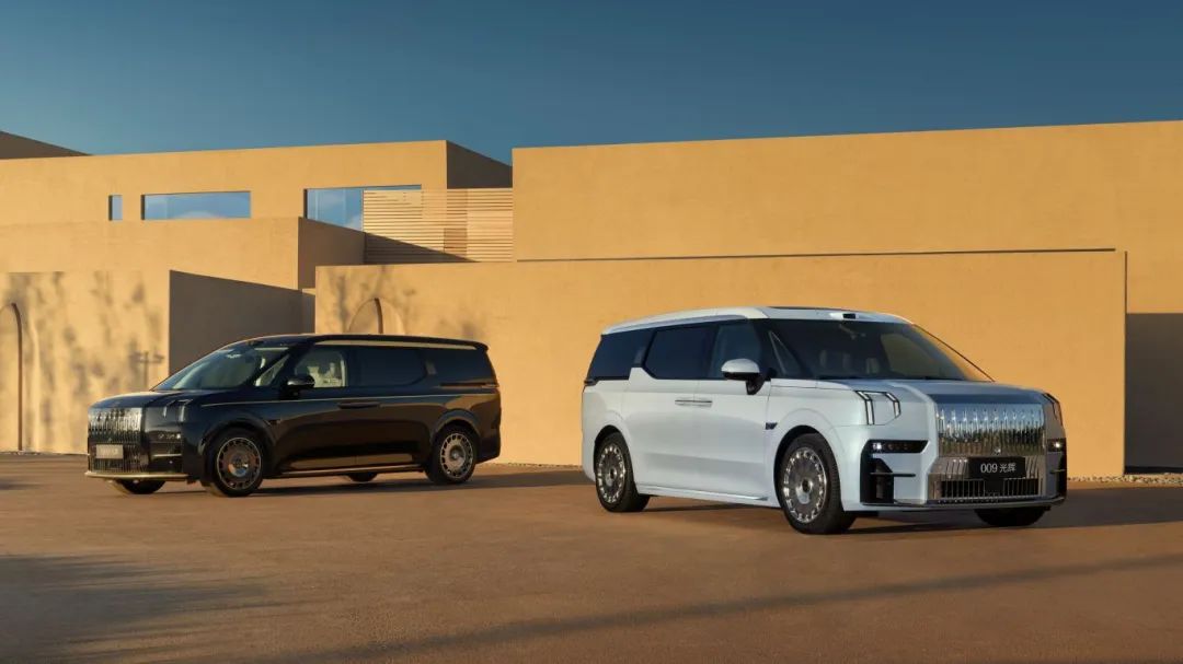 极氪009光辉典藏版与极氪009光辉冰玉白