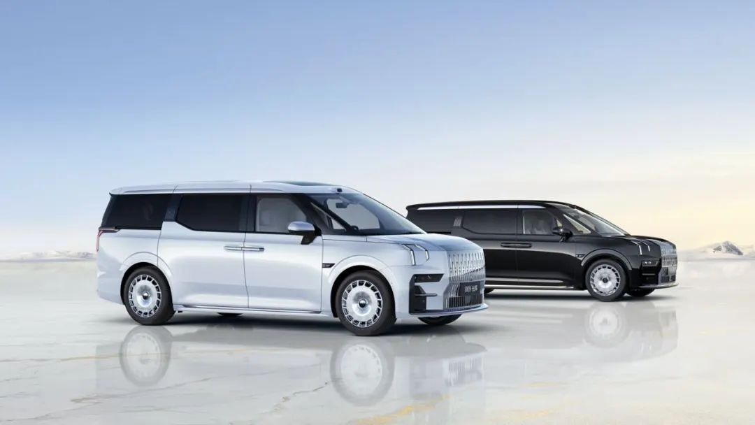 极氪009光辉冰玉白与极氪009光辉极夜黑