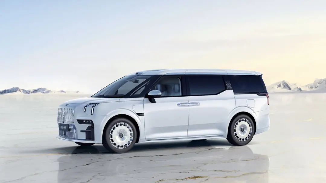 极氪009光辉冰玉白