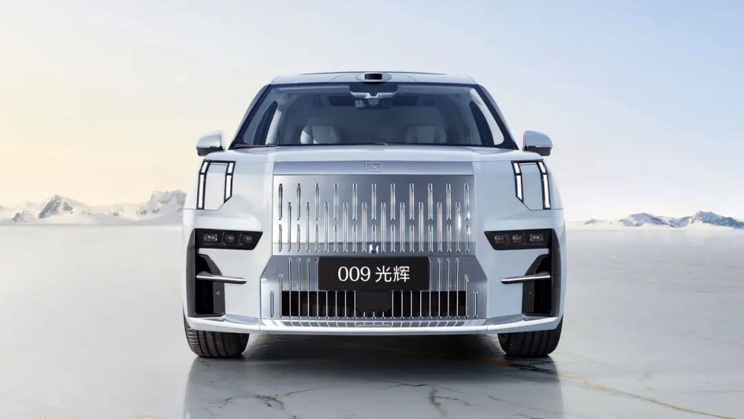 极氪009光辉冰玉白BRIGHT BADGE耀银前格栅