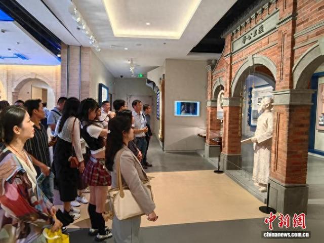 8月22日，台湾长风基金会上海参访团一行参观复旦大学校史馆。 范宇斌 摄