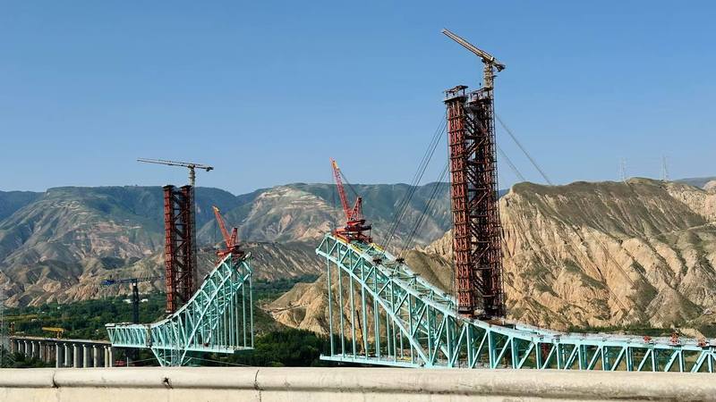 合龙前资料照片。