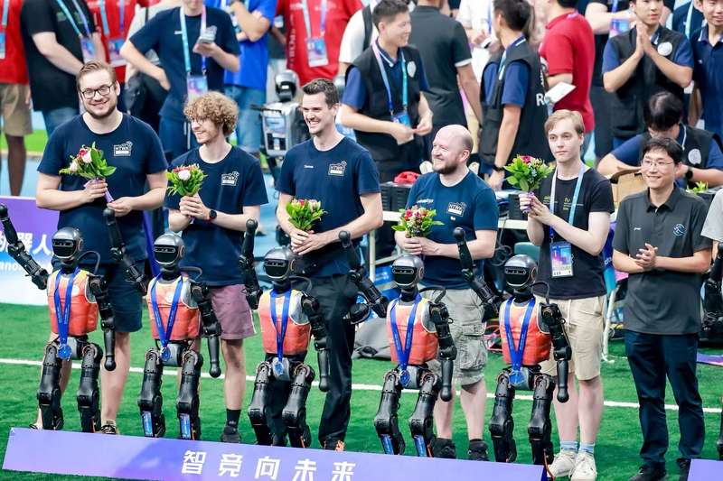 8月17日下午，2025世界人形机器人运动会足球赛项5V5决赛结束，德国HTWK队领奖。 主办方供图