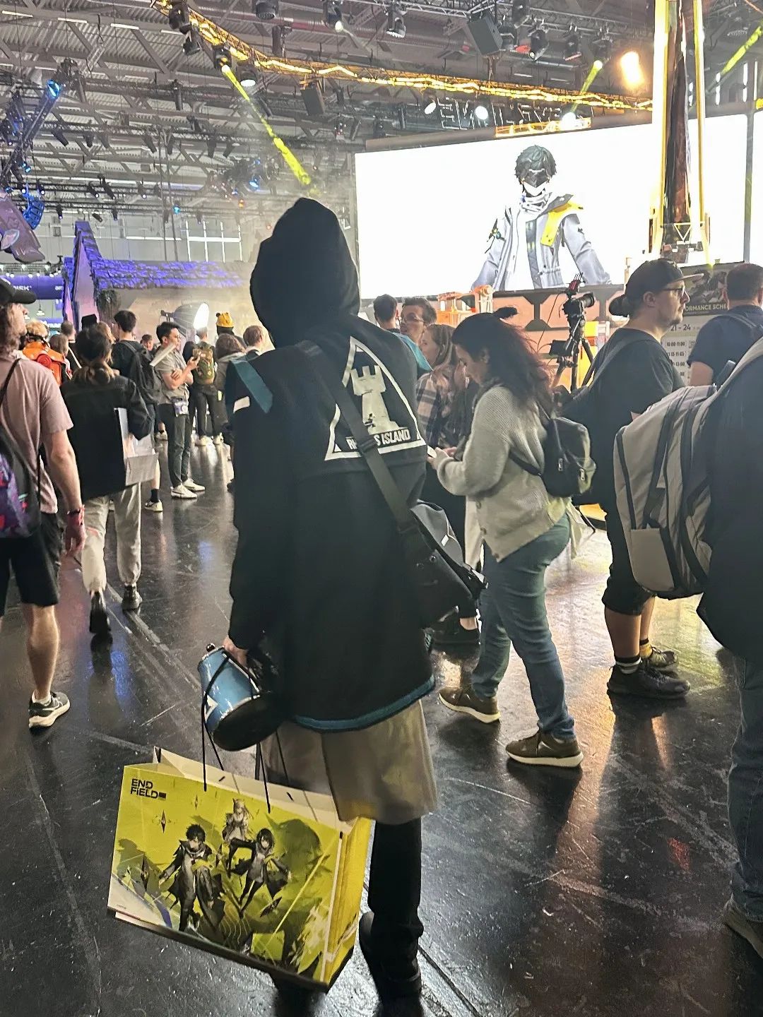 比如终末地这个伴手礼提袋