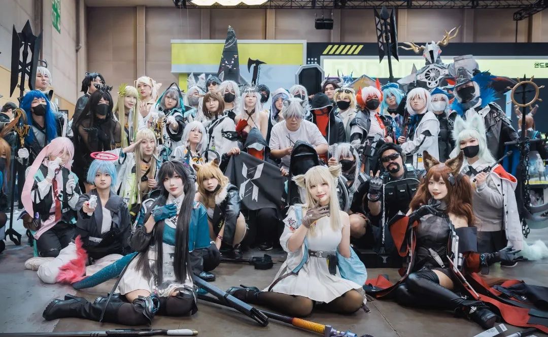 当时展台前的Coser大合影