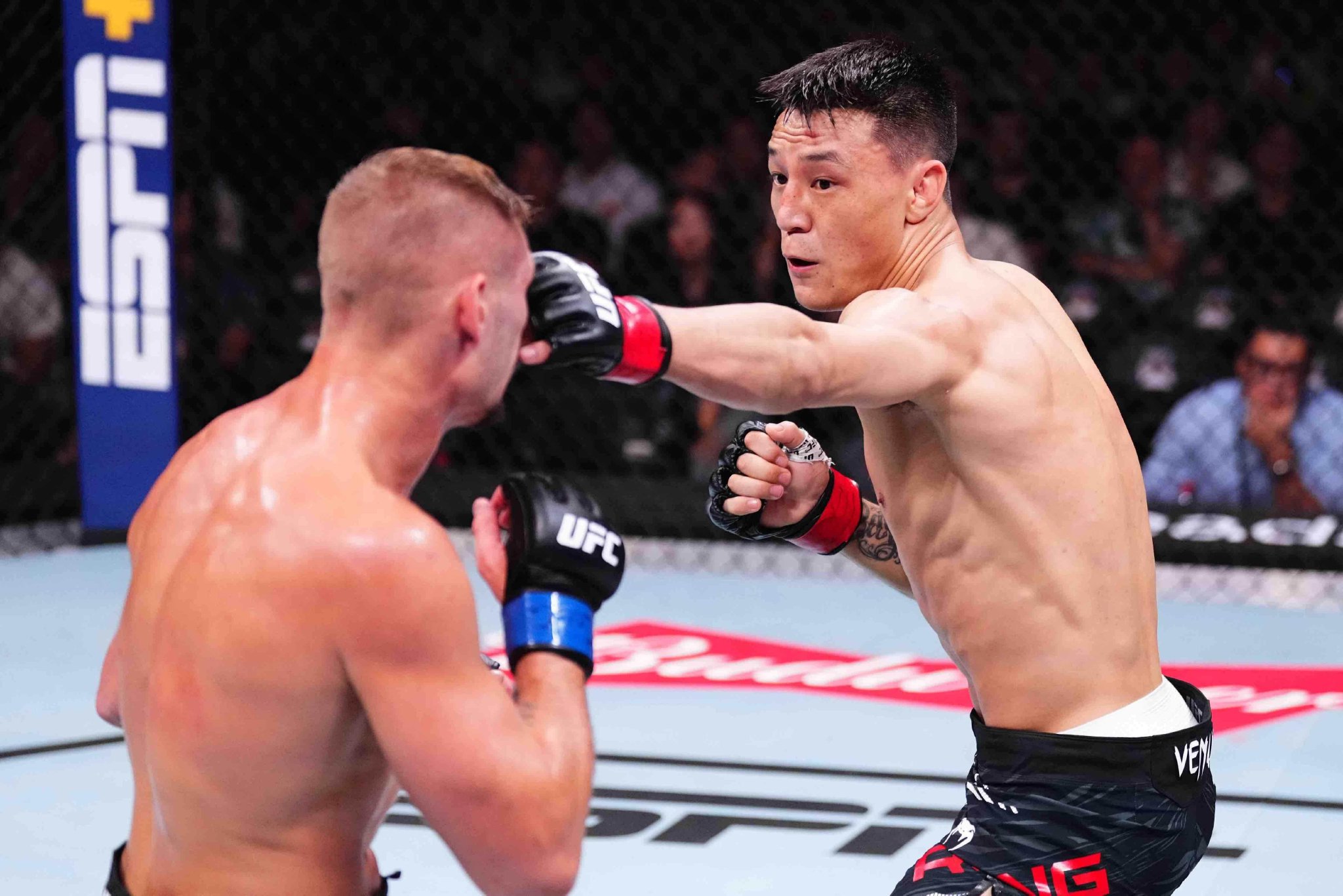 益扎“光速”KO,茸主嗨翻全场,两藏族小伙闪耀UFC上海格斗之夜|比赛|对手|夜上海|冠军赛|服饰_新浪新闻