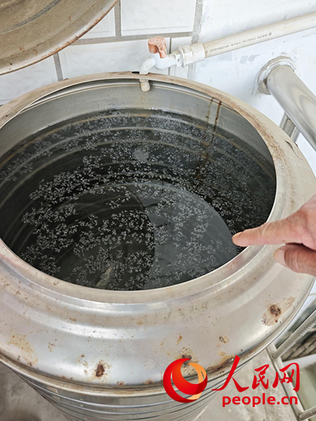 居民張桂芬家的儲水桶。人民網(wǎng) 戴澤鑫攝