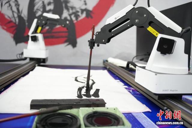 图为国画机器人画竹。 吴敏 摄