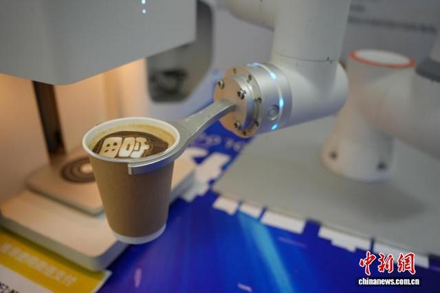 图为咖啡拉花机器人制作咖啡。 吴敏 摄