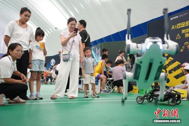 图为机器狗表演后空翻。 吴敏 摄