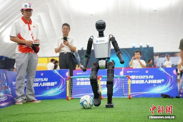 图为足球机器人准备踢球。 吴敏 摄