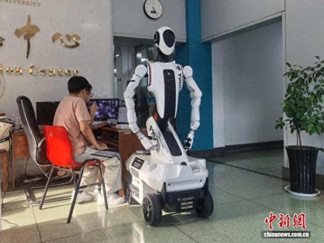 图为“巡霄”机器人。西安交通大学供图