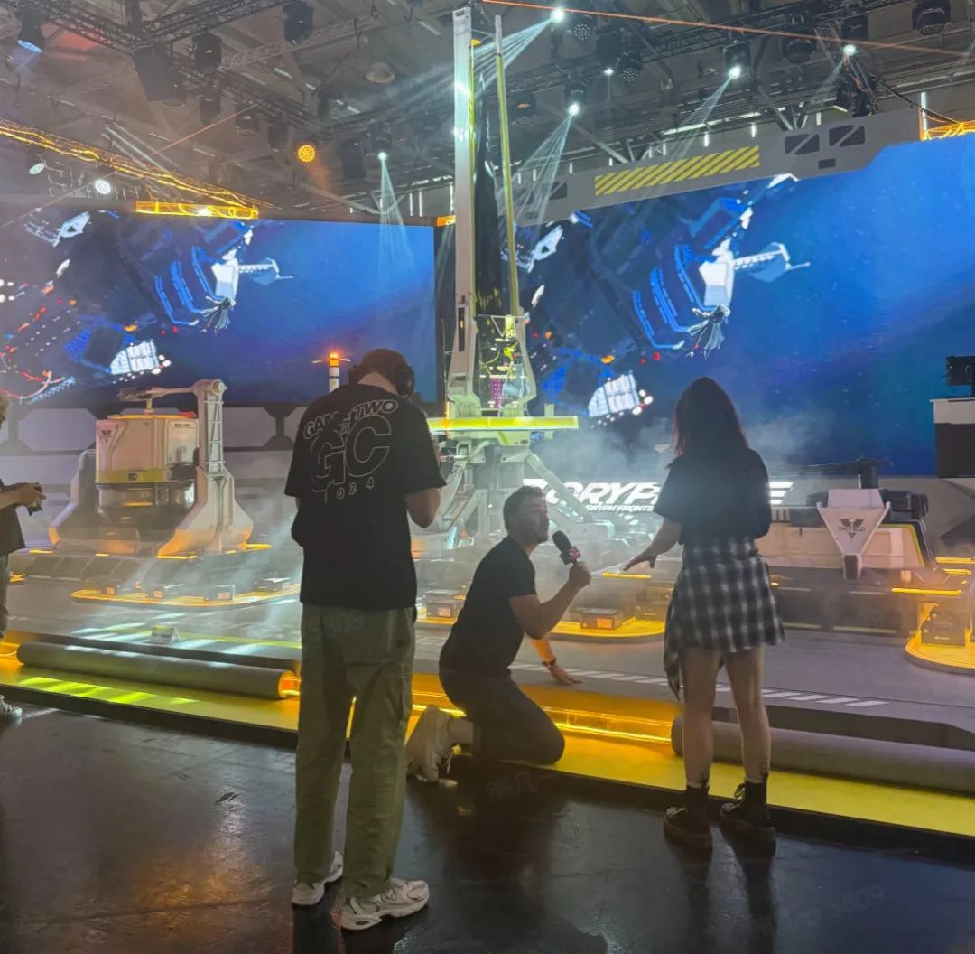 德语Youtube头部游戏博主Game Two也在展台前拍了个“夫妻店”视频