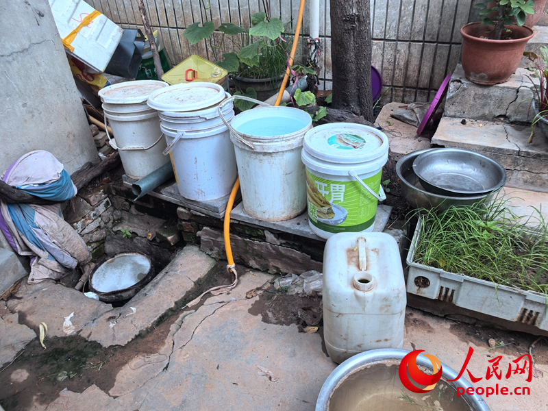 居民家中大大小小的儲水桶、盆。人民網(wǎng) 戴澤鑫攝