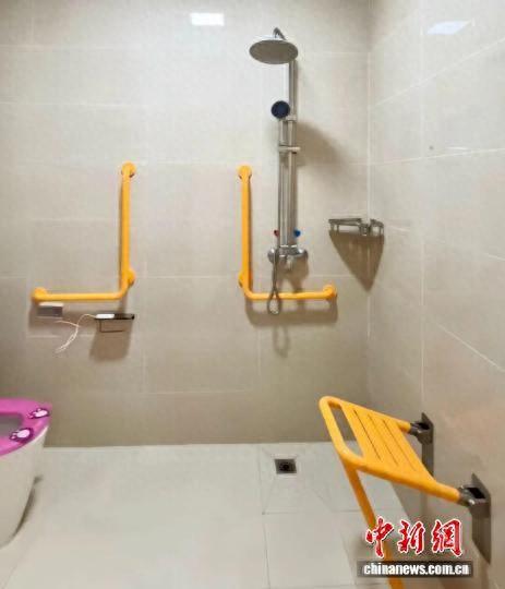 浴室扶手安装。广州市民政局 供图
