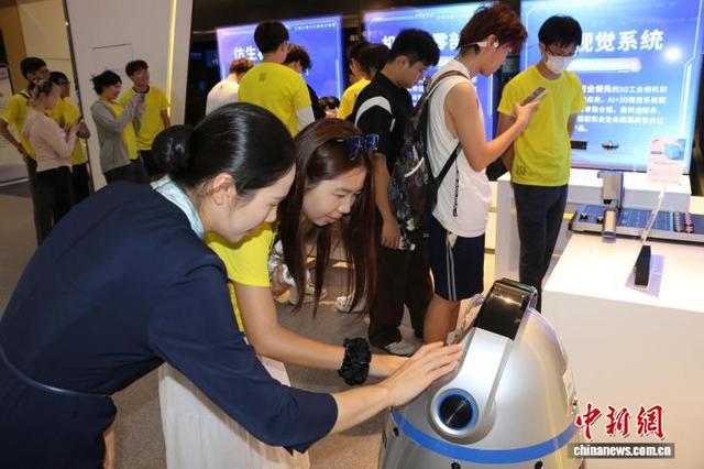 港澳青年们在和机器人互动交流。傅天骋 摄