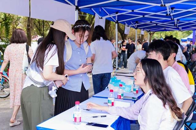 志愿者为新生提供咨询服务。上海交大供图