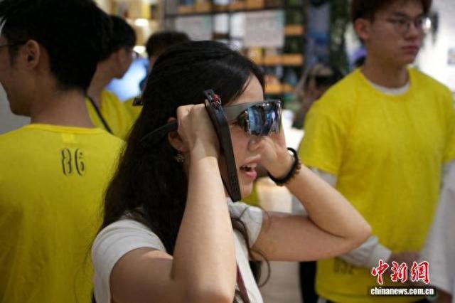 8月26日，港澳青年们在合肥体验AI眼镜。傅天骋 摄